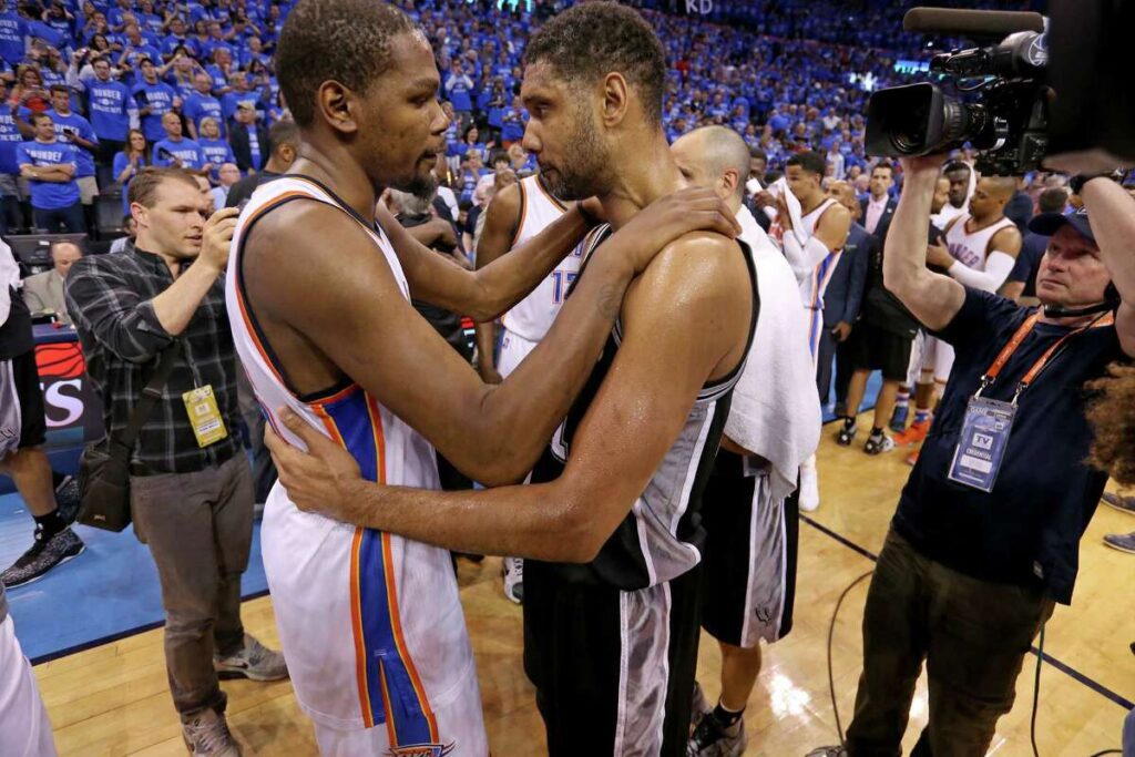 Kevin Durant lideró el triunfo de OKC en el último partido de Tim Duncan.