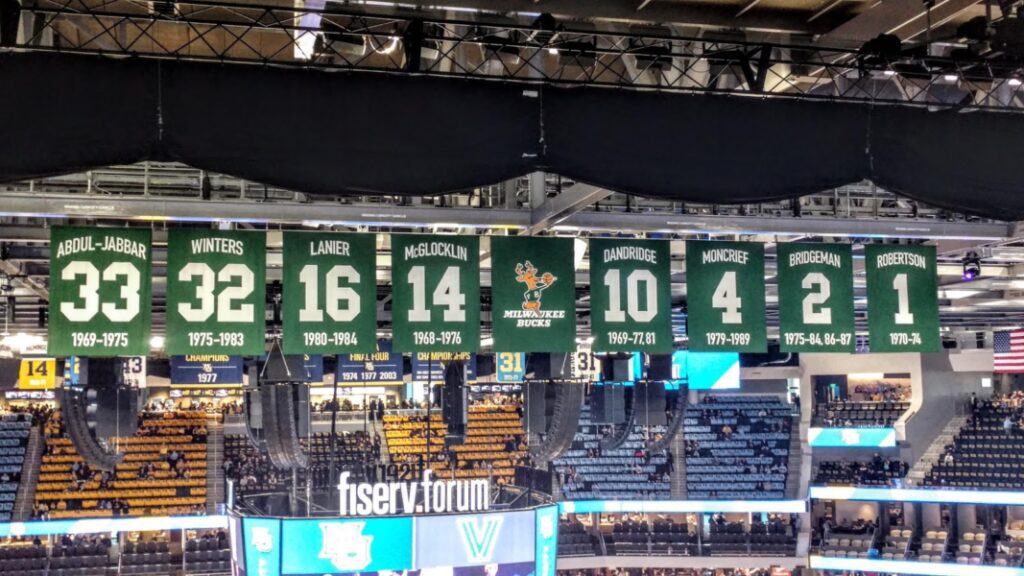 Bill Russell fue el último en sumarse a las camisetas retiradas de los Milwaukee Bucks.
