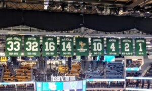 Bill Russell fue el último en sumarse a las camisetas retiradas de los Milwaukee Bucks.