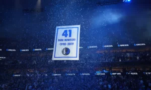 Dirk Nowitzki se sumó a las camisetas retiradas de los Dallas Mavericks en 2022.