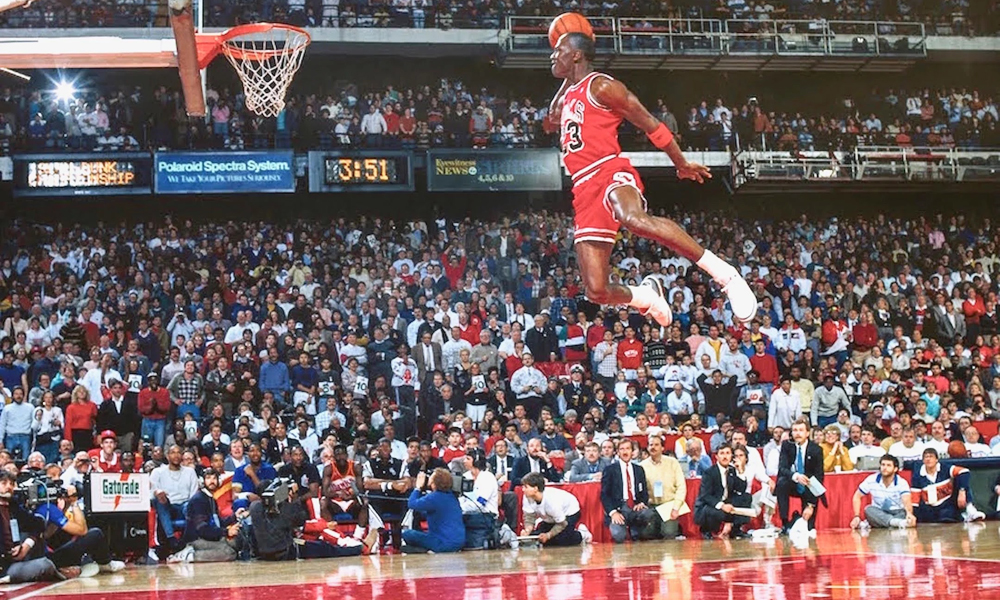 Michael Jordan volcada