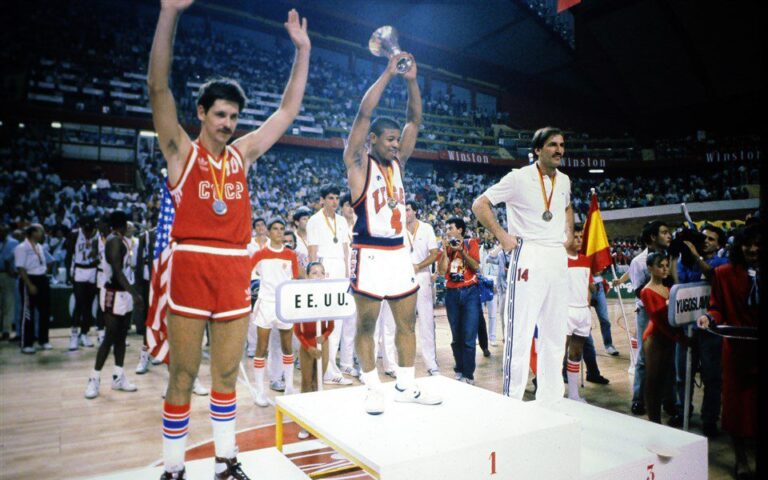 Muggsy Bogues fue quien levantó la copa para Estados Unidos en el podio de España 1986.