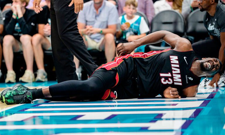 Bam Adebayo dolorido en el piso Miami Heat Charlotte Hornets