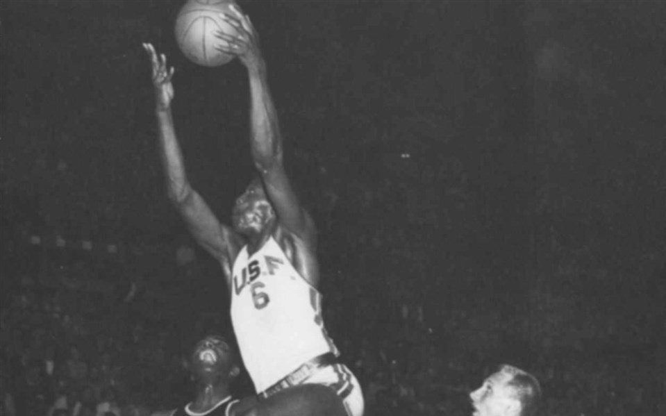Bill Russell intenta un tiro al aro en un partido de Melbourne 1956.