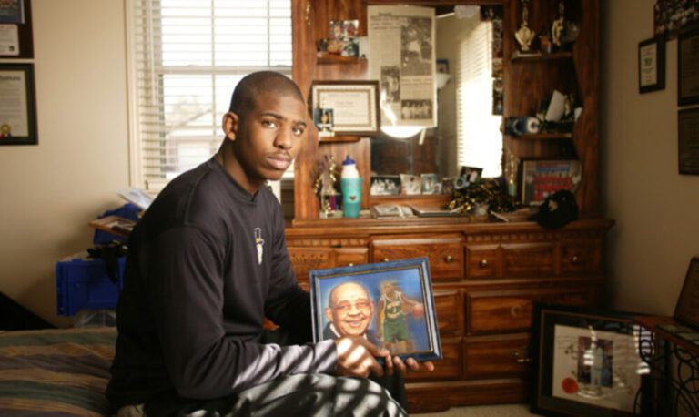 Chris Paul posa junto a una foto de a su abuelo (FOTOGRAFÍA gentileza de Sports Ilustrated).