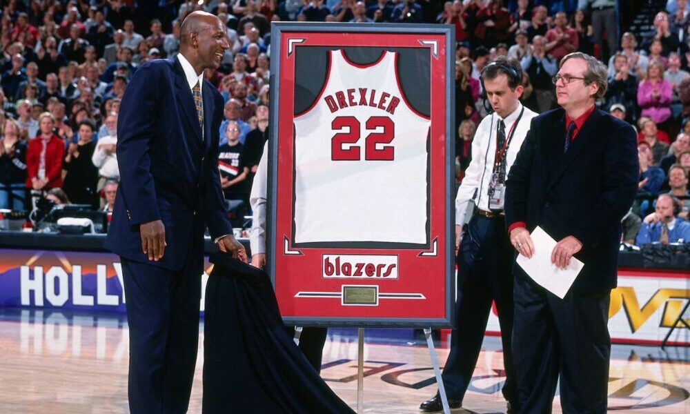 Clyde Drexler se sumó al listado de camisetas retiradas por los Trail Blazers en 2001.