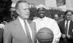 Craig Hodges junto al presidente George Bush en la Casa Blanca (FOTOGRAFÍA: