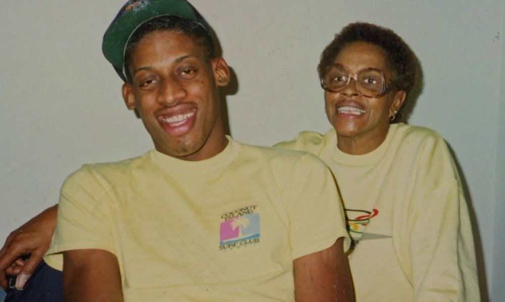 Dennis junto a su madre, Shirley Rodman.