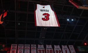 Dwyane Wade, el último en sumarse a las camisetas retiradas del Miami Heat.