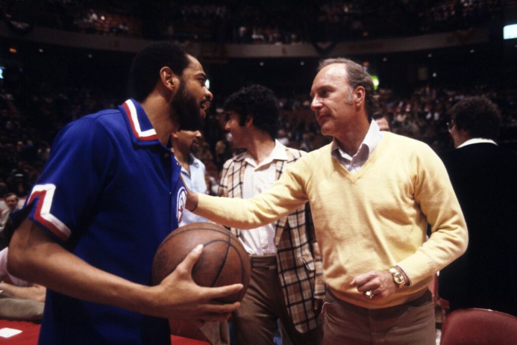 Jack McKinney junto a Moses Malone tras su accidente (FOTOGRAFÍA gentileza Silver Screen and Roll).