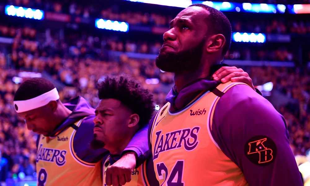 LeBron James, conmovido durante el tributo de los Lakers en la previa del juego ante los Blazers (FOTOGRAFÍA gentileza USA Today Sports).