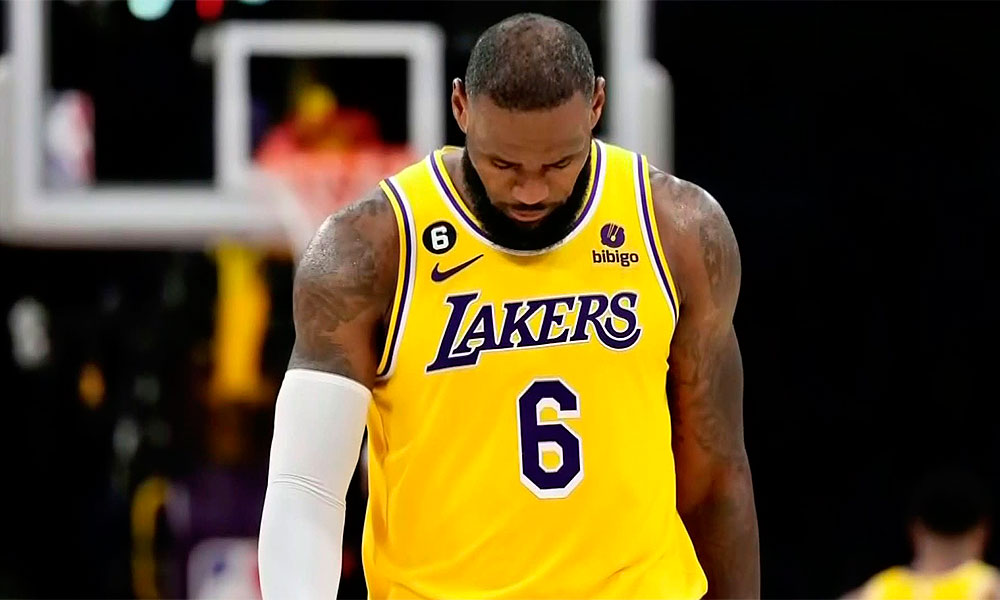 LeBron James en Lakers triste