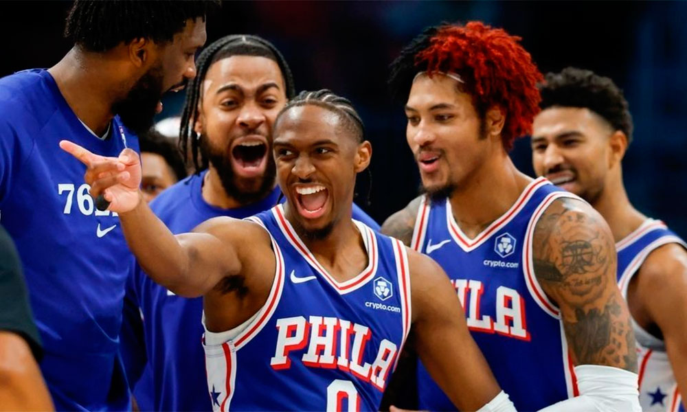 Tyrese Maxey festeja con compañeros Sixers