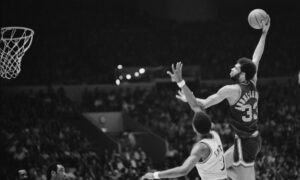 Kareem Abdul-Jabbar participó en la mayor anotación en una mitad de un partido de Playoffs.