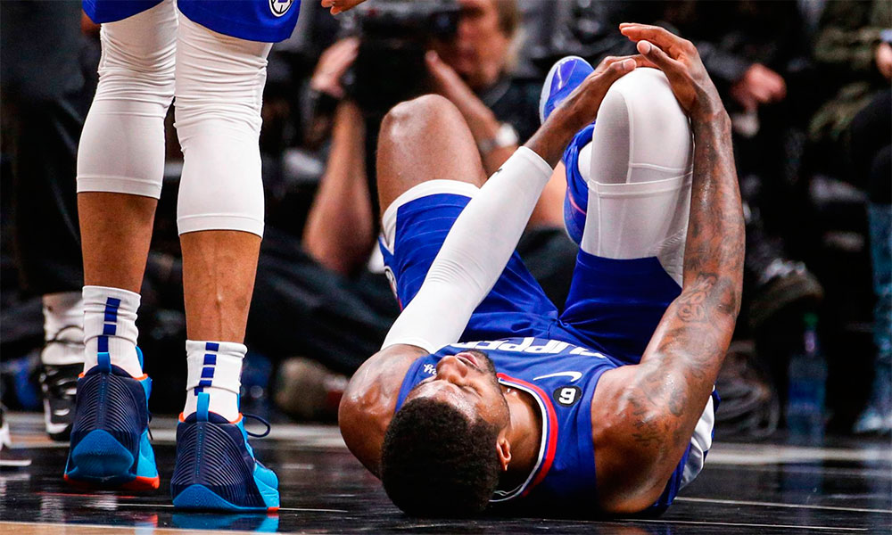 Paul George se toma la rodilla Clippers camiseta azul lesionado