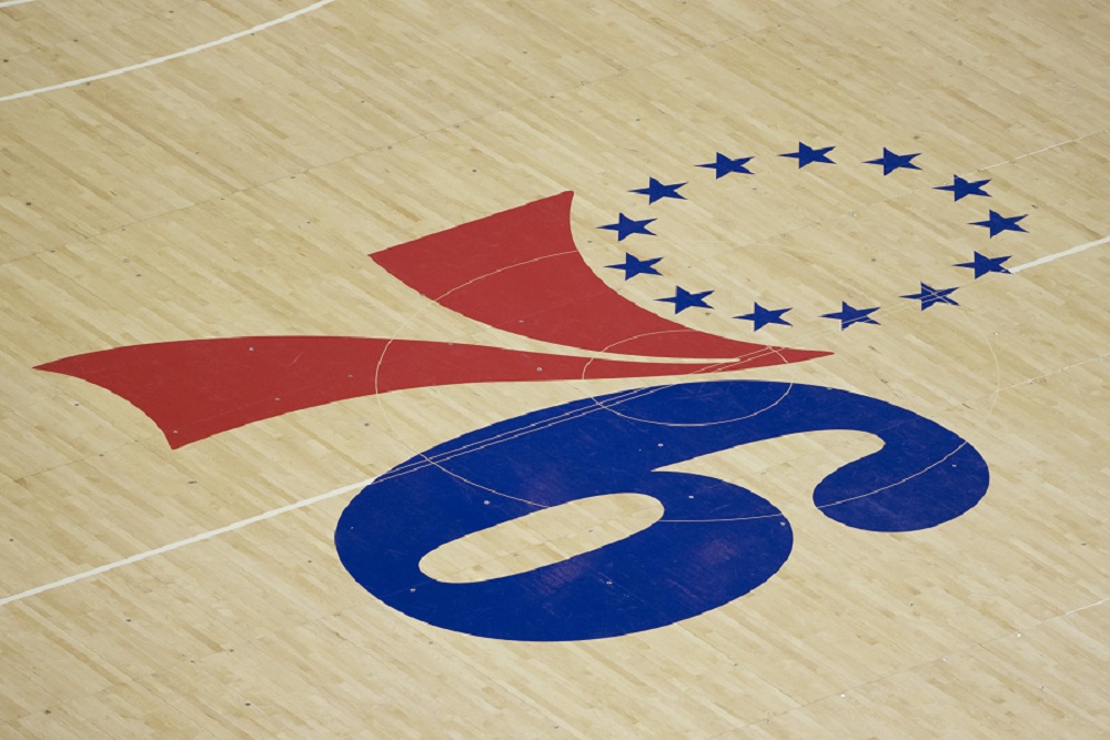 El primer logo de los Philadelphia 76ers estuvo en el parqué del Wells Fargo Center en la 2021-22 (FOTOGRAFÍA gentileza NBC Sports).