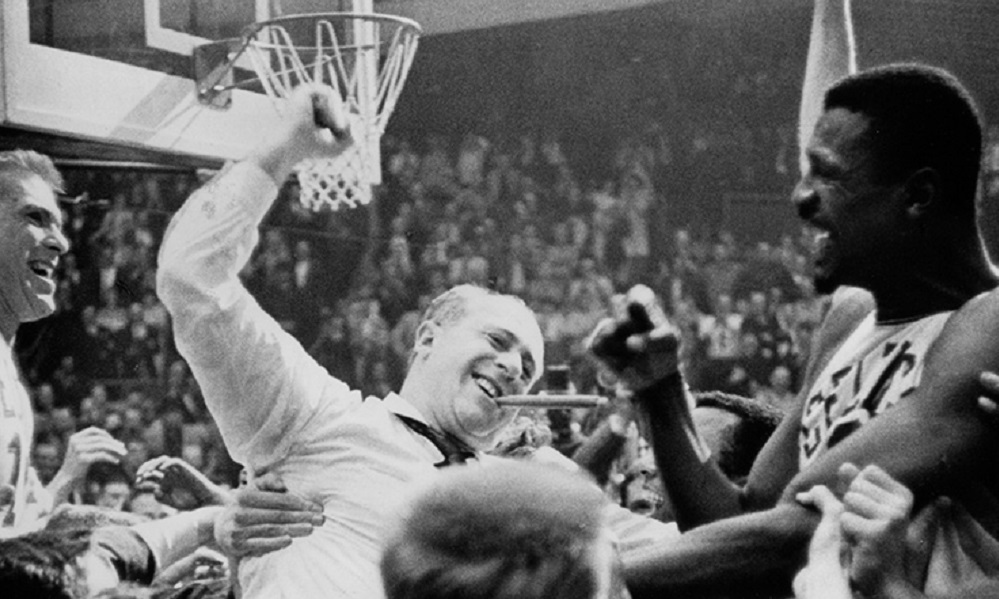 El primer título de los Celtics se dio en 1957 con Red Auerbach en el banco.