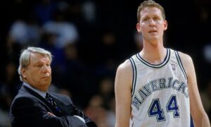 Shawn Bradley firmó un triple-doble histórico junto a los Mavericks