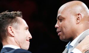 Steve Nash y Charles Barkley encabezan las camisetas retiradas por los Suns.