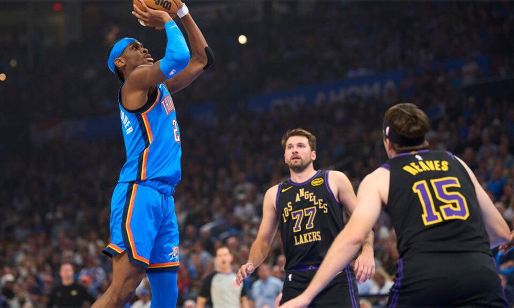 Thunder Lakers Shai Gilgeous-Alexander ataca ante la mirada de Luka Doncic