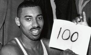 La histórica foto de Wilt Chamberlain junto al cartel improvisado por Harvey Pollack (FOTOGRAFÍA gentileza Diario Marca).
