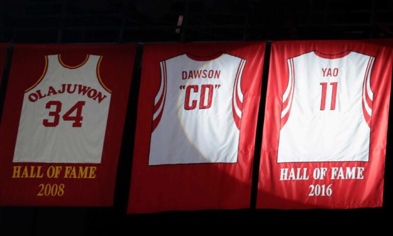 Yao Ming, el último en sumarse a las camisetas retiradas de los Houston Rockets.